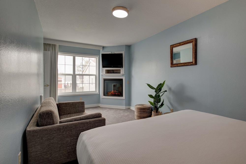 Queen Suite with Jetted Tub Partial Ocean View - Photo 10