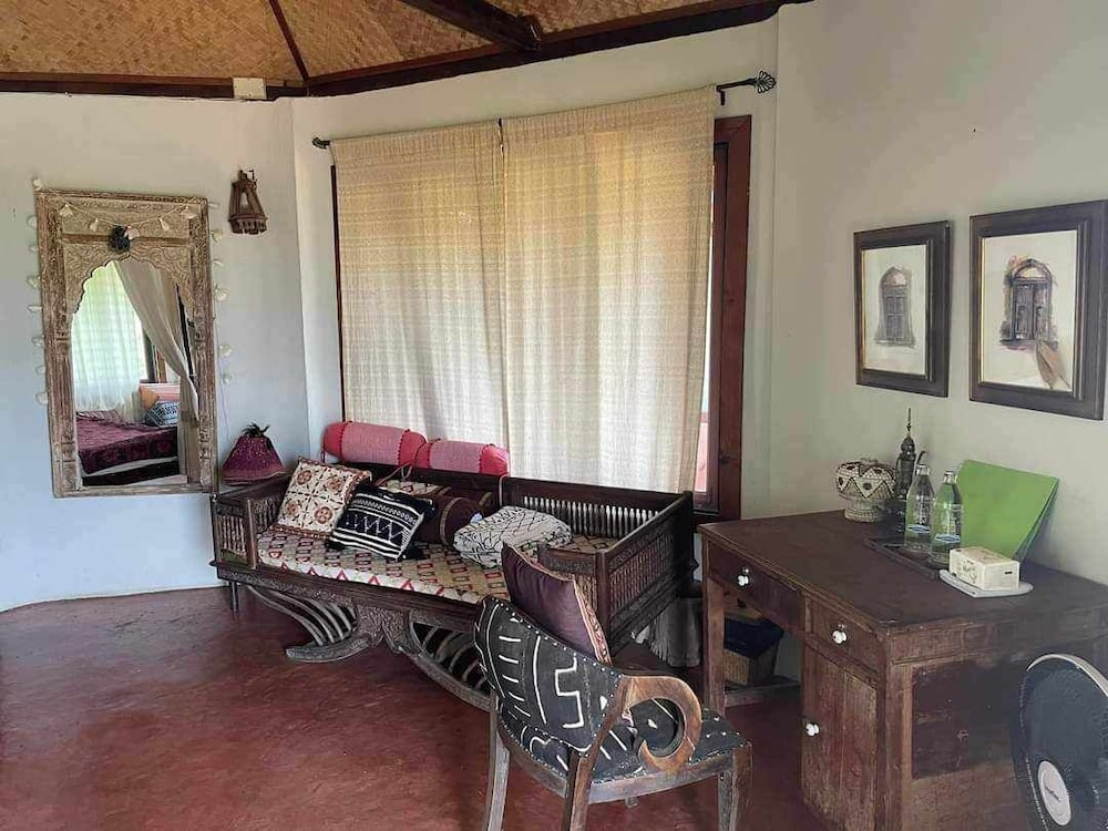 Deluxe Room, 1 Queen Bed, Private Bathroom, Hill View photo 2