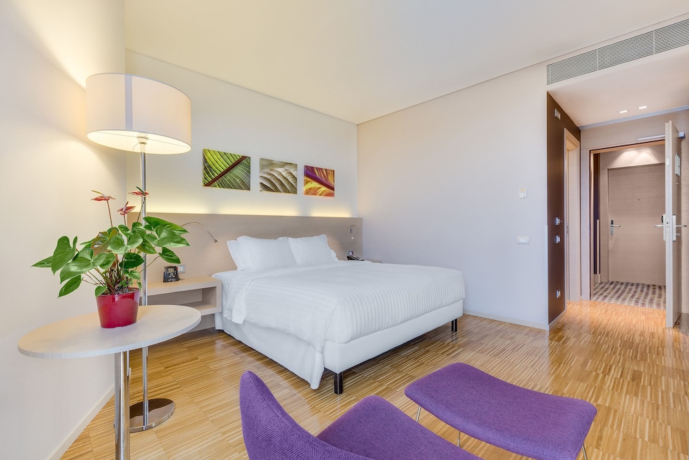 Suite, 1 King Bed, Corner