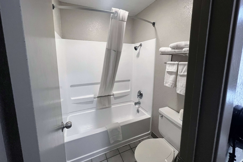 Deluxe Room, 2 Queen Beds, Accessible, Non Smoking, Refrigerator & Microwave - Photo 5