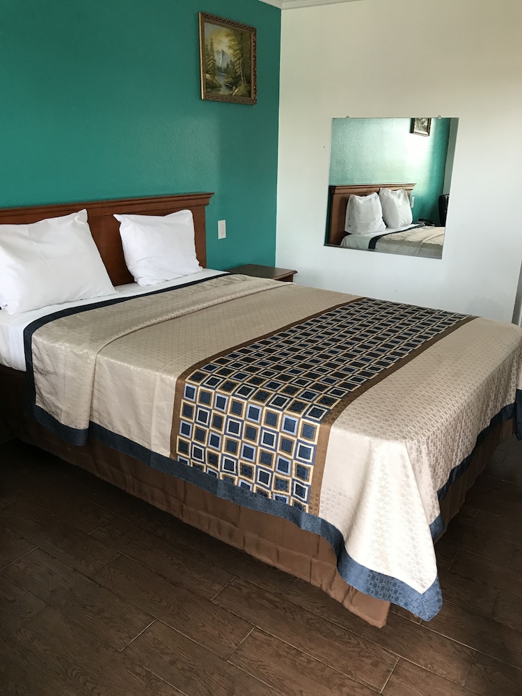 Standard Room, 1 Queen Bed, Non Smoking photo 1