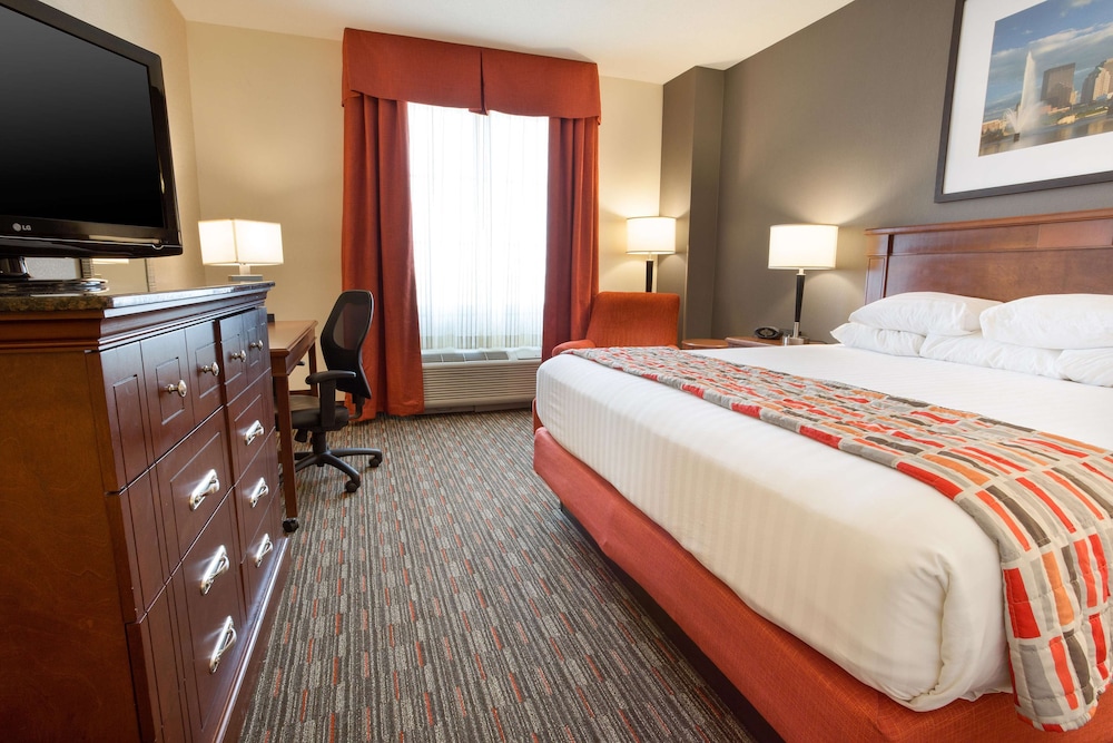 Deluxe Room, 1 King Bed, Refrigerator & Microwave (Oversized, Upper Floor) photo 3
