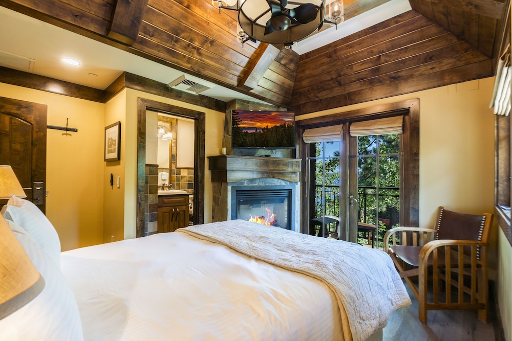 Sugar Pine Suite, Queen Bed with Lake View photo 1