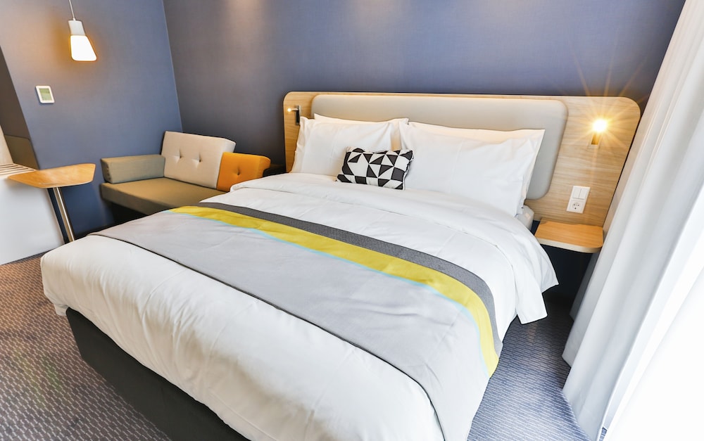 Standard Room, 1 Queen Bed (Roll-In Shower) photo 3