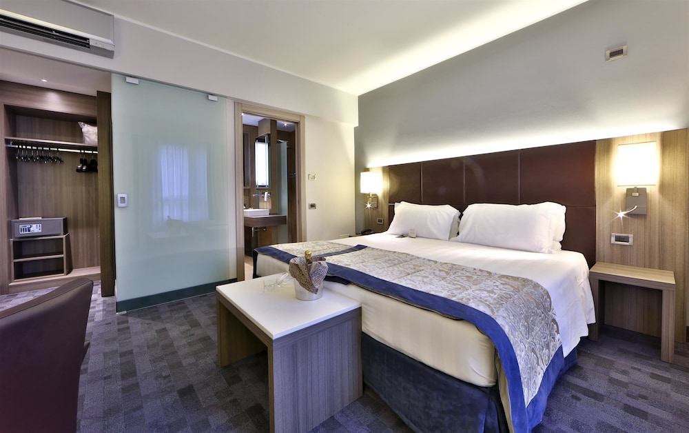 Superior Room, 1 King Bed photo 2