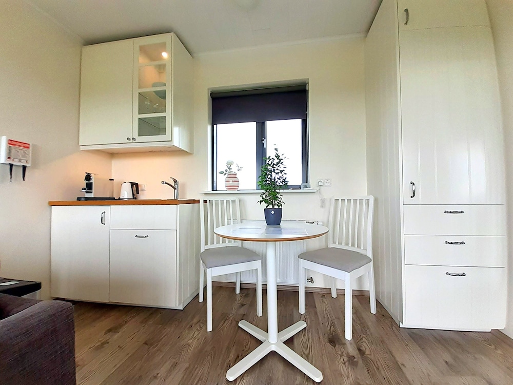 Panoramic Cabin, 1 Queen Bed, Kitchenette, Lake View photo 2