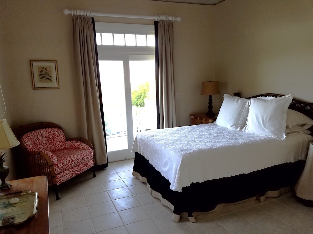 Coastal Charm: Newly Renovated Historic Cottage On The Beach photo 2