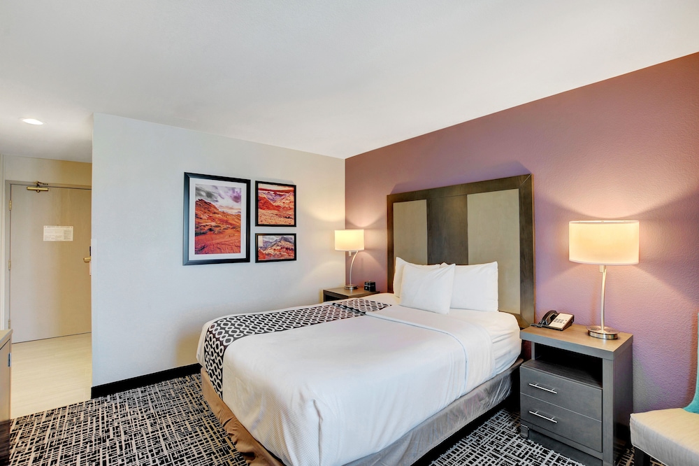 Room, 1 Queen Bed, Non Smoking - Photo 2