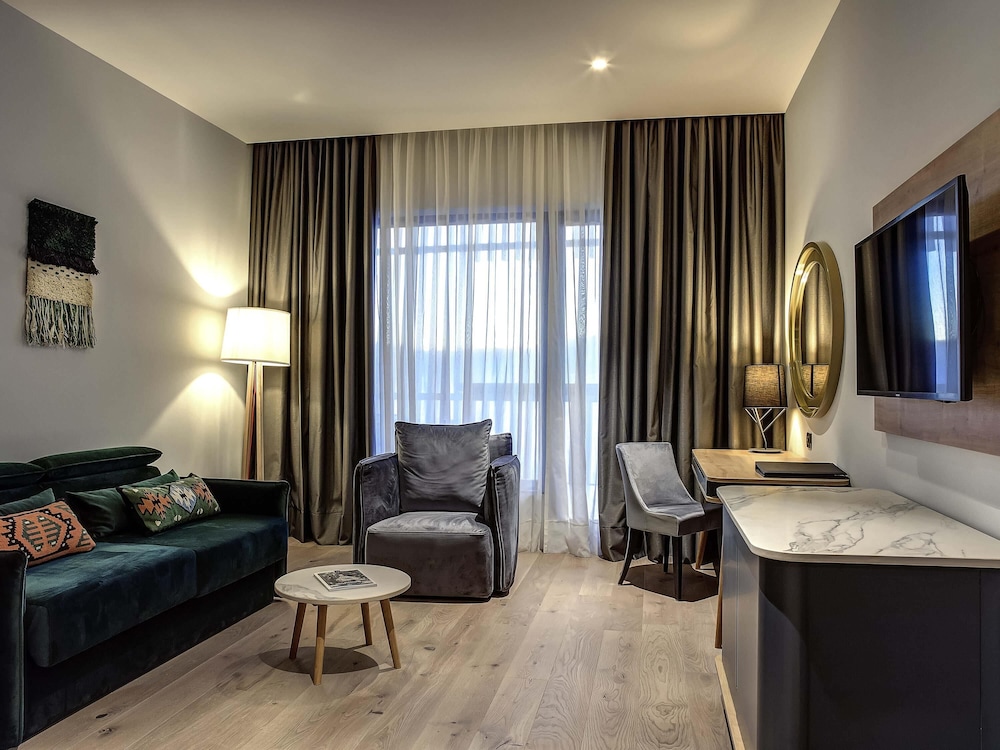 Executive Suite, 1 King Bed, Balcony, Mountain View photo 2