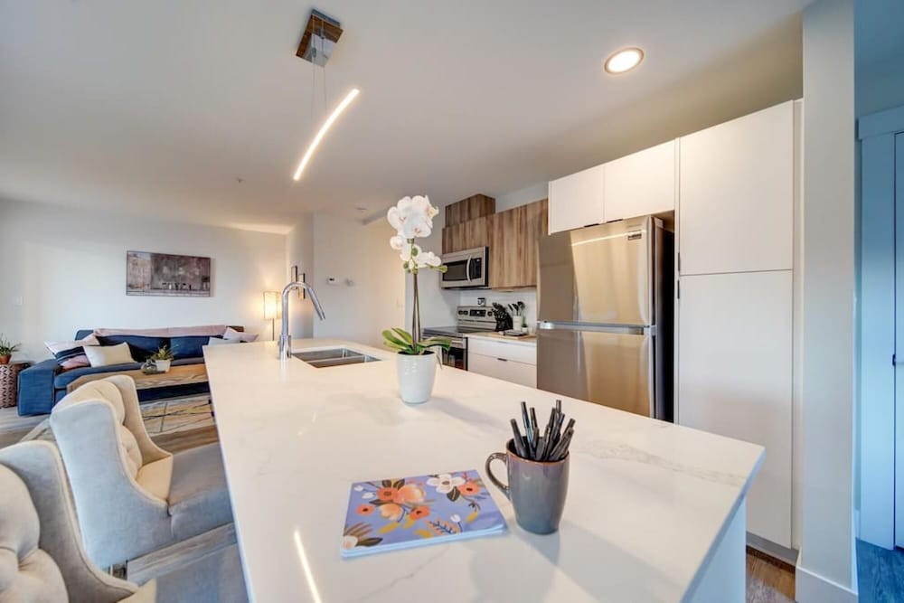 Stylish Modern Condo w Parking Location Coffee, Foto 29