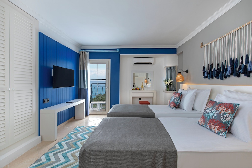 Standard Room, 1 King Bed, Sea View - Photo 4