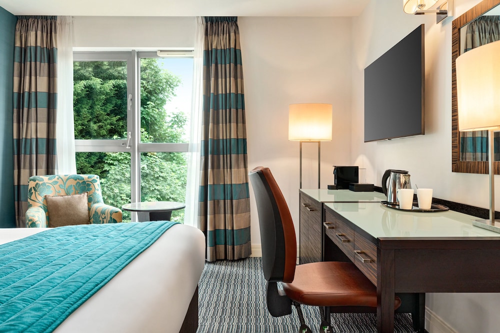 Premium Room, 1 King Bed photo 2