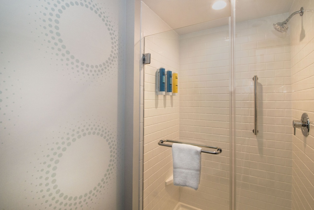 Room, 2 Queen Beds, Accessible, Bathtub (Mobility & Hearing) - Photo 2