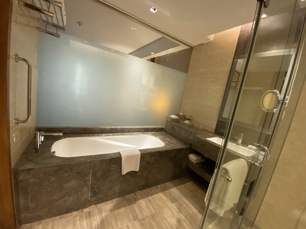 Standard King Room - High Floor with 	 20% off on F&B and Laundry + Cocktail Hours from 6 PM to 8 PM thumbnail 5