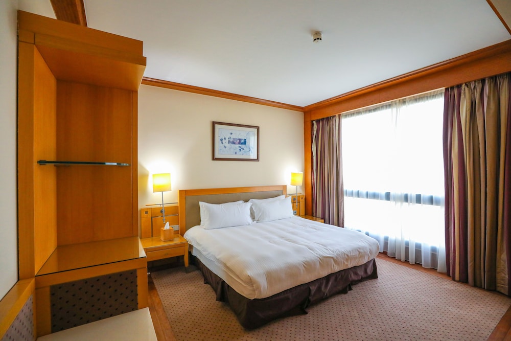 Club Room, 1 King Bed, Accessible, Club Lounge Access - Photo 2