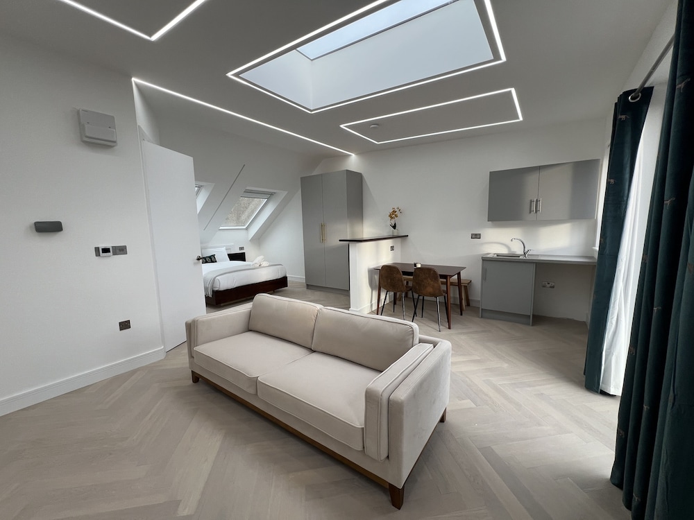 Luxury Studio Suite, 1 King Bed, Ensuite, City View photo 3