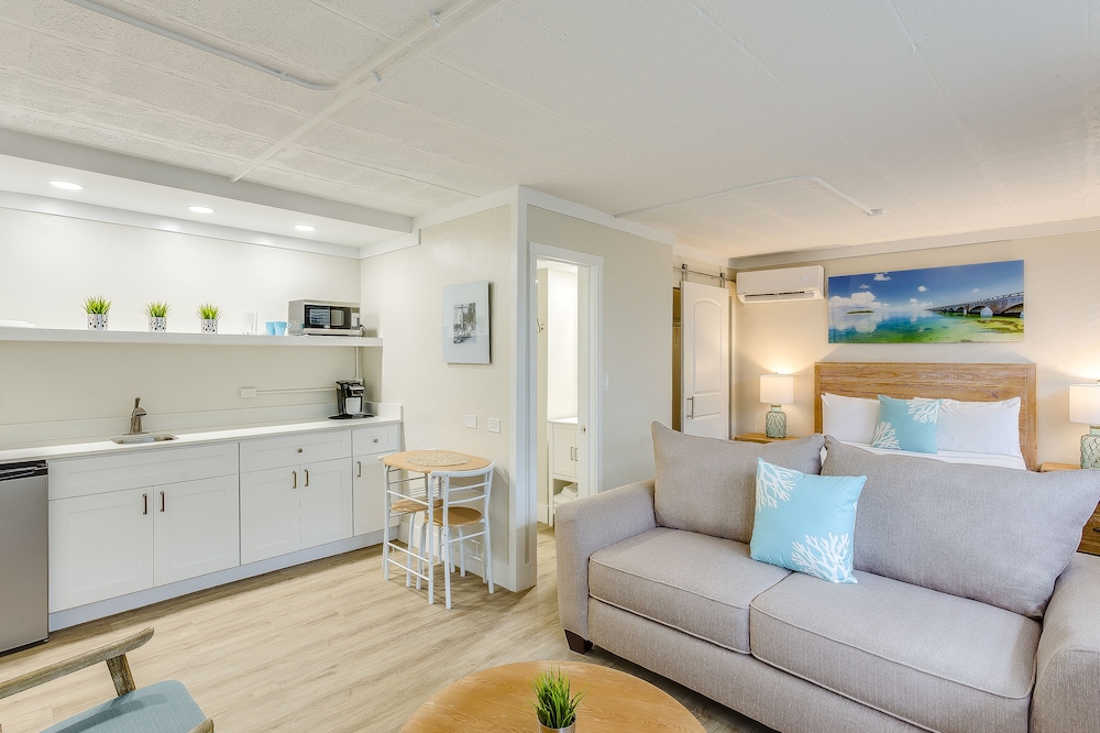 Studio, 1 Queen Bed with Sofa bed