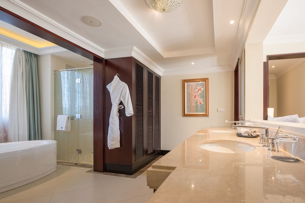 Suite, 1 King Bed - Photo 6