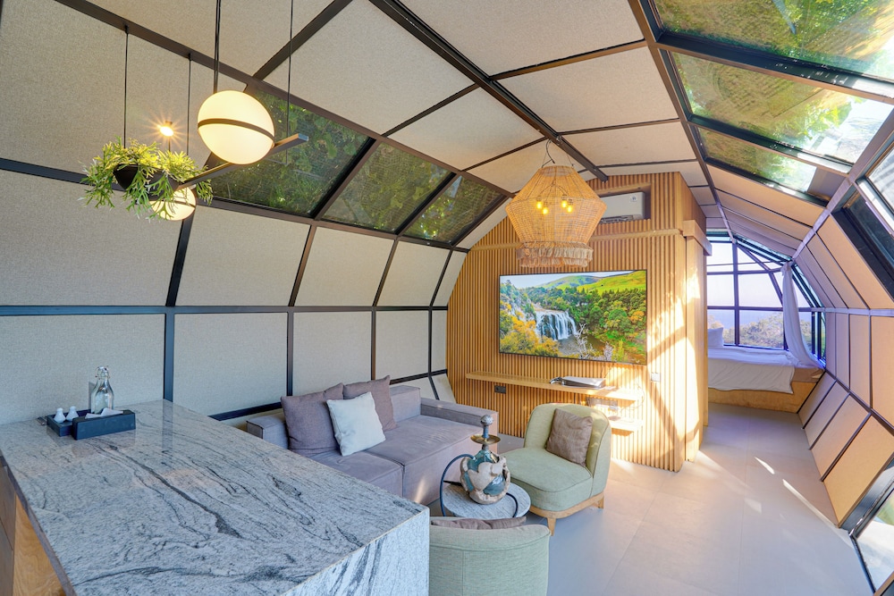 One Bedroom Premium Suite - Airship 2 photo 2