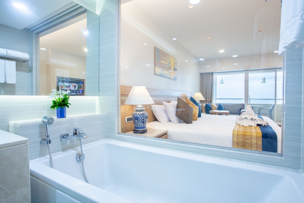 Ocean Deluxe Room - Photo 7