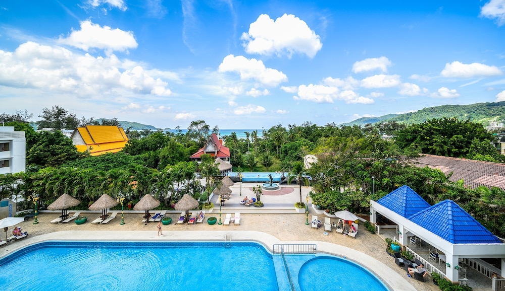Deluxe Pool View - Photo 8