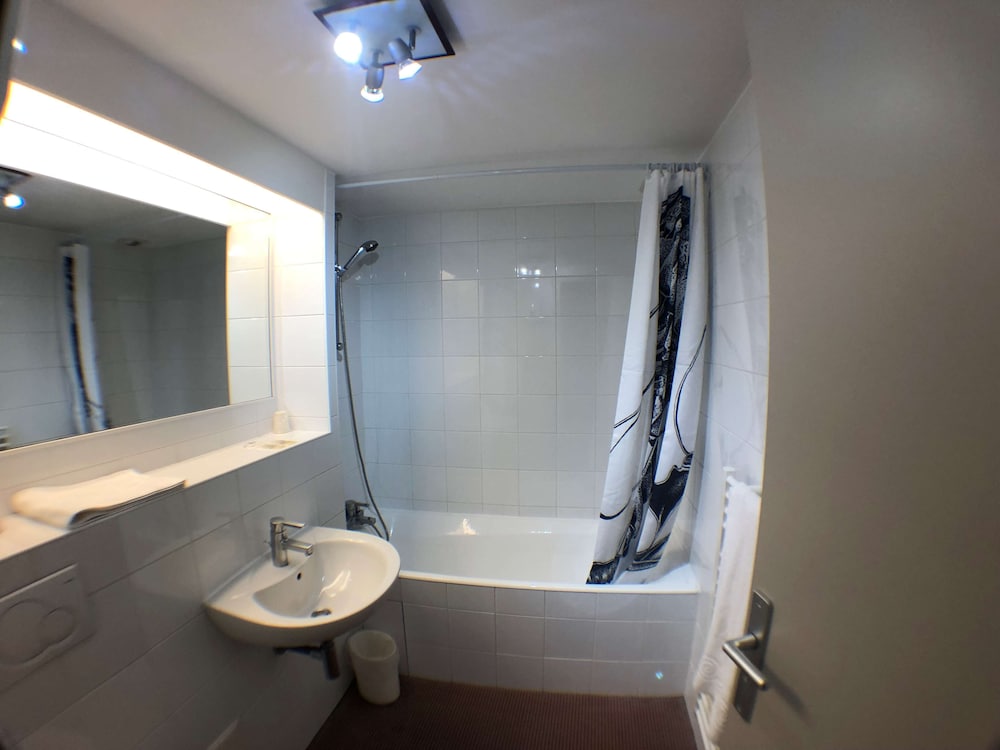 Room, Multiple Beds - Photo 8