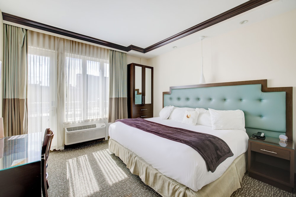 King Room with Balcony - Photo 1