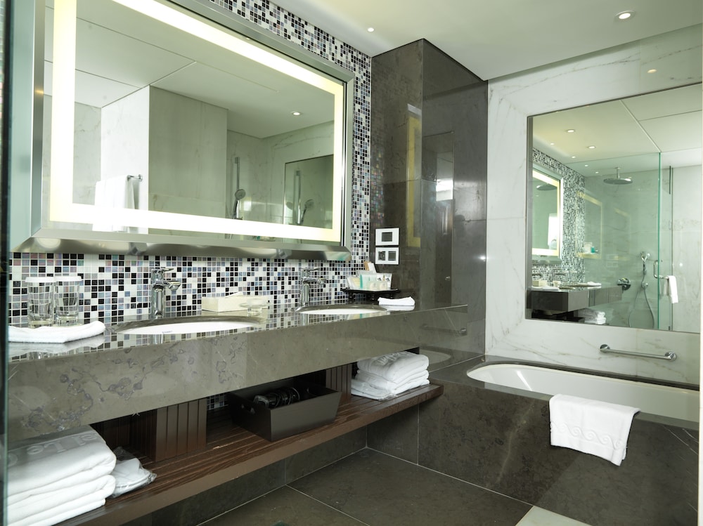 Suite, 1 King Bed, Terrace (PRESTIGE) photo 2