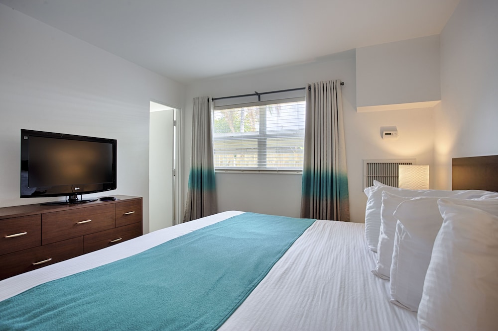 Nonsmoking King Suite photo 3