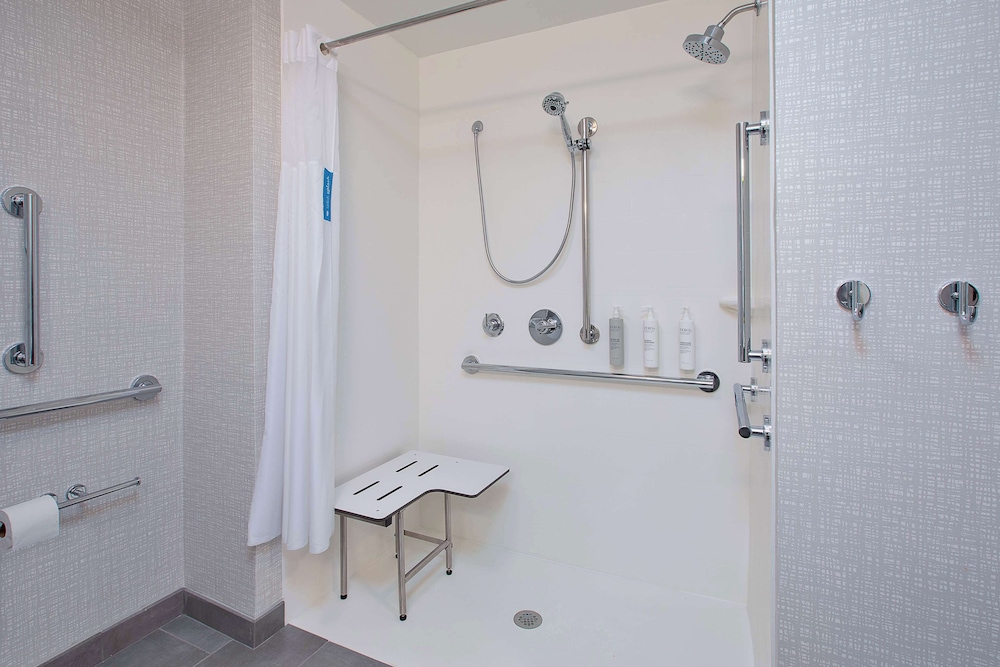 1 King Mobility/Hearing Access w/Roll-in Shower, Non-Smoking - Photo 2