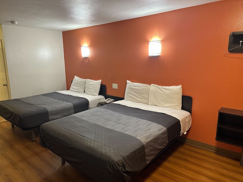 Basic Room, 2 Queen Beds - Photo 3