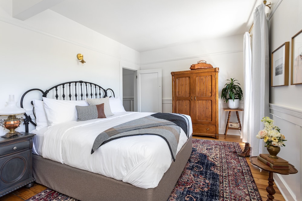 Deluxe Room, 1 King Bed (Purcell King)