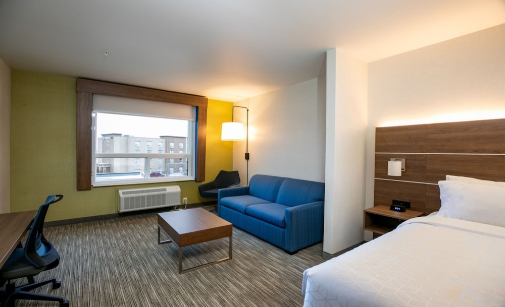 Suite, 1 King Bed with Sofa bed photo 1