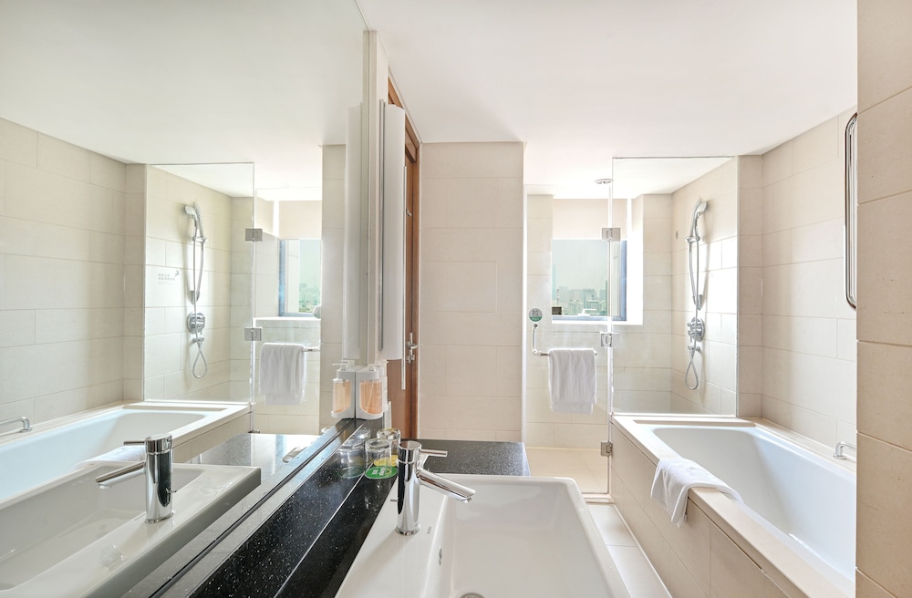 Suite, 1 King Bed, Club Lounge Access - Photo 8