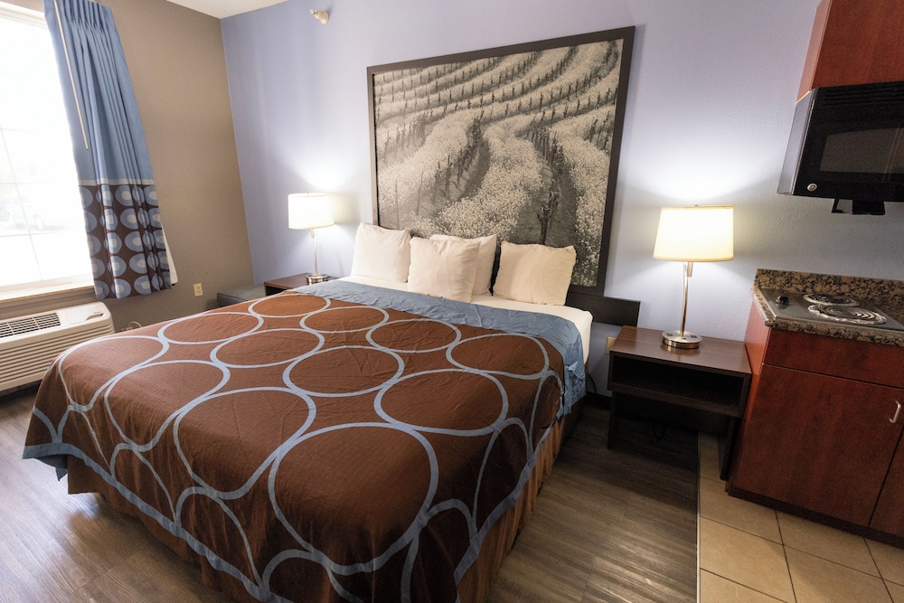 Room, 1 King Bed, Non Smoking (Efficiency) - Photo 4