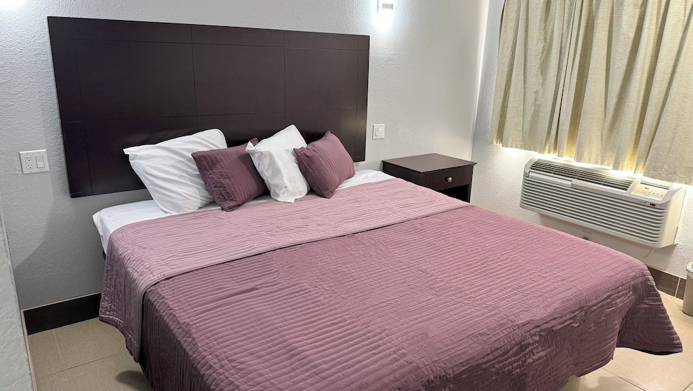 Standard Room, 1 King Bed, Non Smoking, Refrigerator & Microwave photo 1