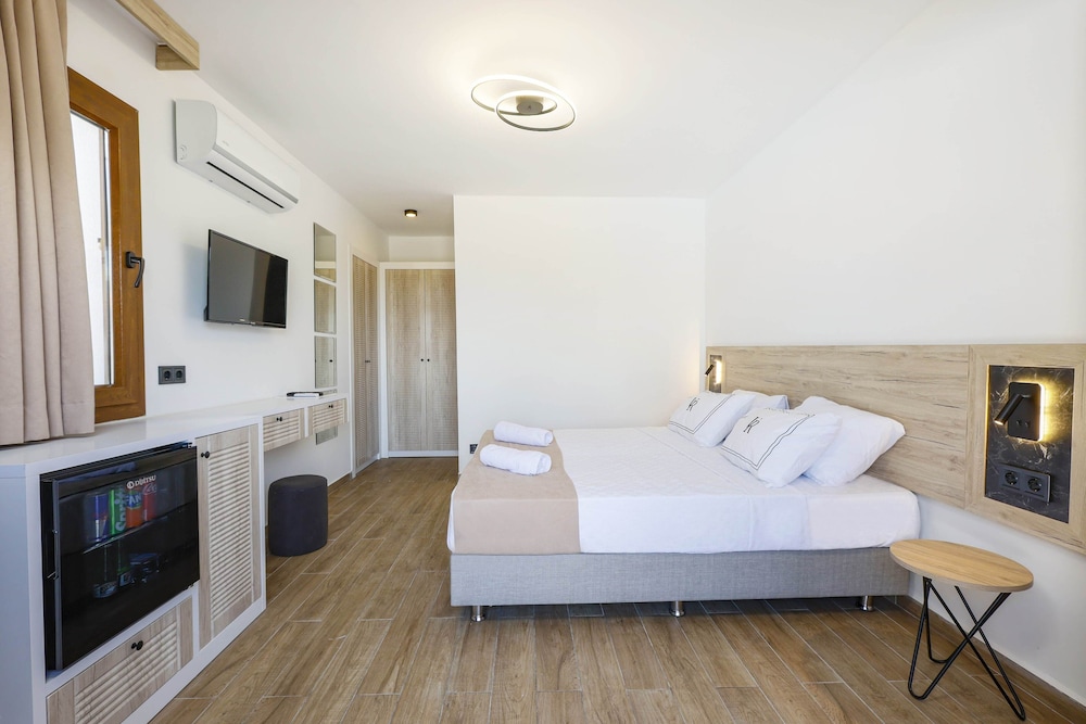 Deluxe Double Or Twin Room, Patio, Sea View - Photo 5