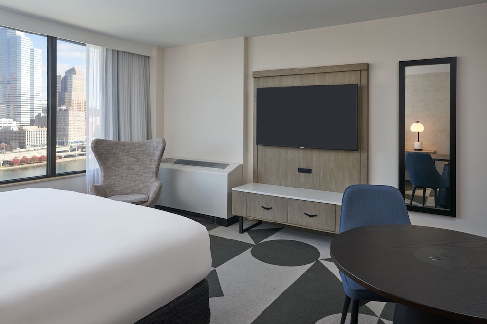Room, 1 King Bed (Mobility Accessible, Tub) - Photo 1