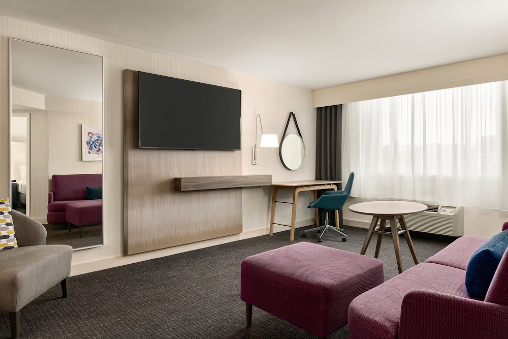 Standard Room, 1 Queen Bed, Accessible (Communications, Roll-In Shower) - Photo 3