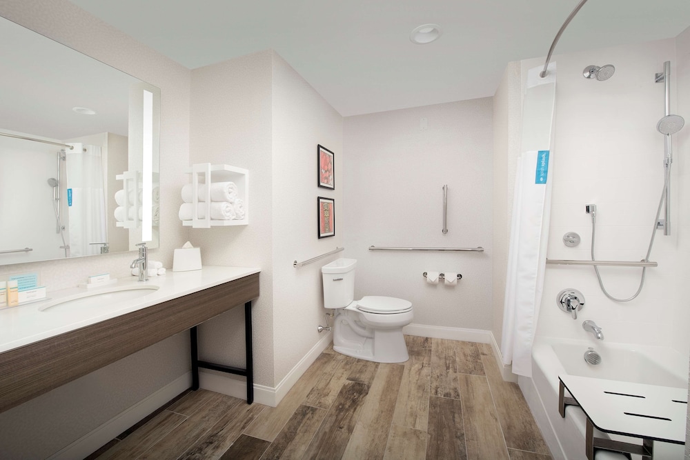 Room, 2 Queen Beds, Accessible, Bathtub photo 3