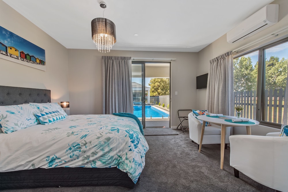 Deluxe Studio Suite, 1 Queen Bed, Pool View (The Lomond)