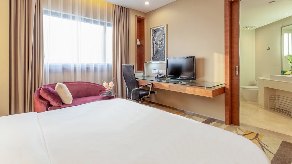 Premium Room, 1 King Bed, Non Smoking, Garden View - Photo 4