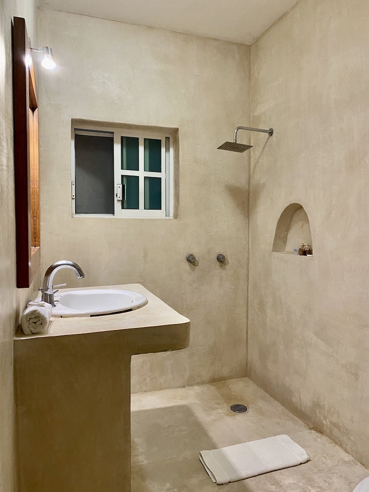 Suite - Photo 11