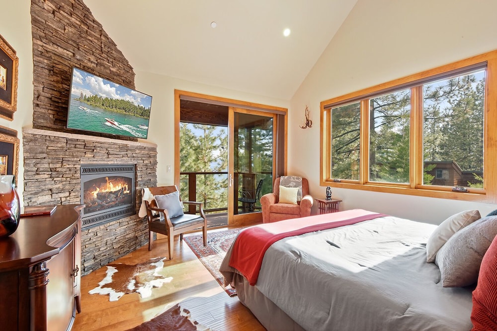 Luxury House, Multiple Beds, Patio, Mountain View (Lakeview Mountain Chalet) photo 2