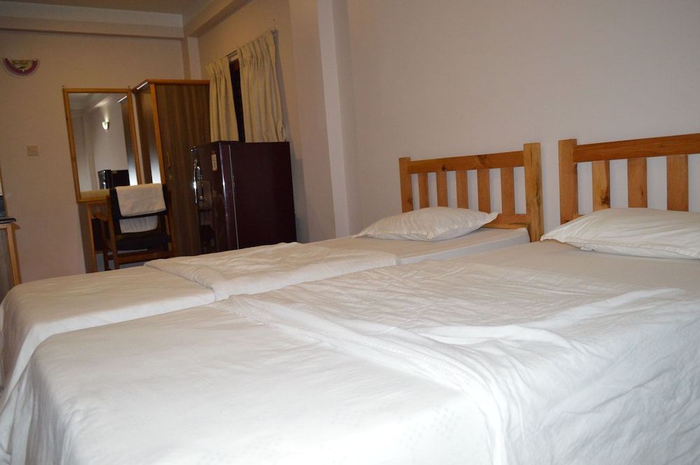 Basic Studio, 2 Twin Beds, Smoking