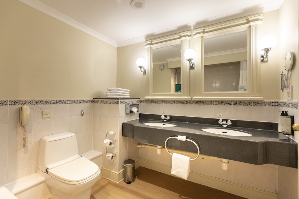Suite, 1 King Bed, Corner - Photo 4