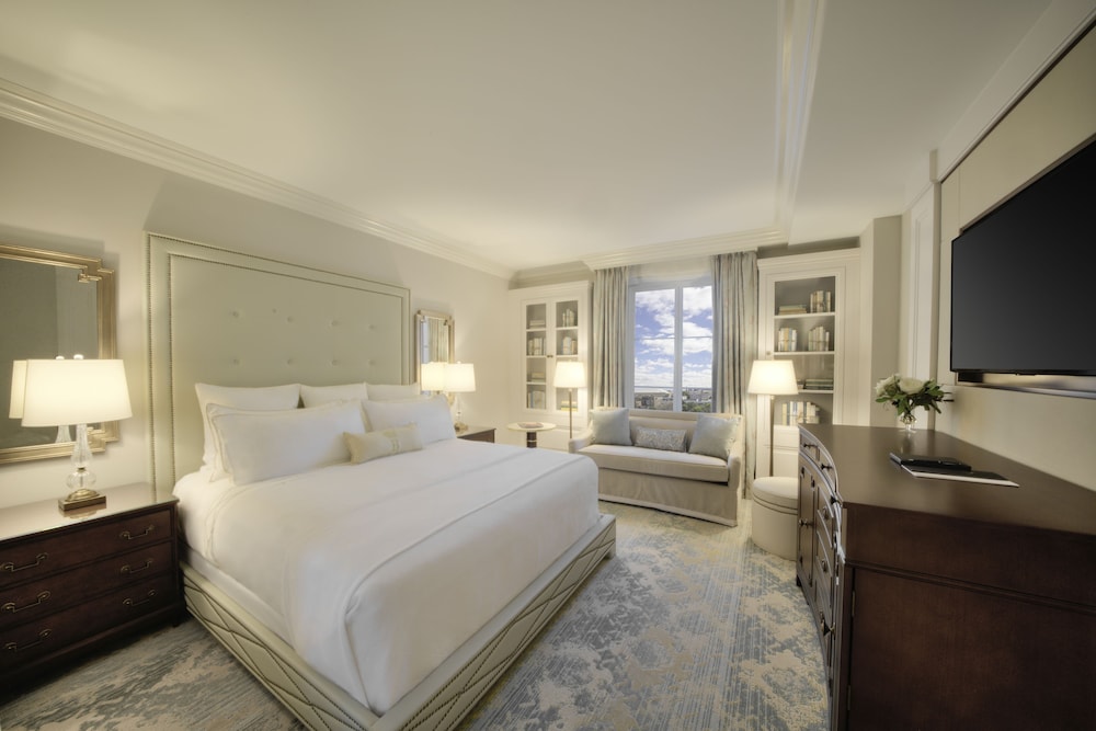 Deluxe Room, 1 King Bed photo 3