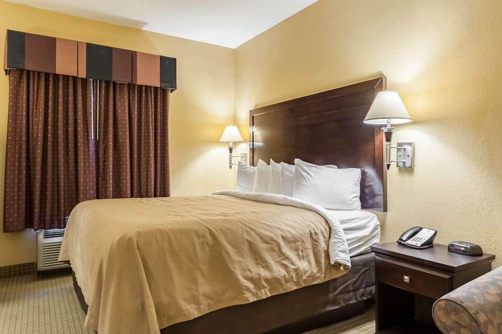 Standard Room, 1 King Bed, Non Smoking - Photo 1