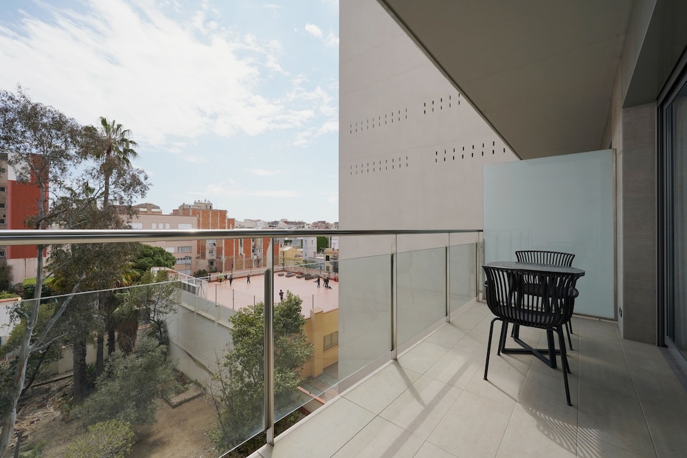 1 Bedroom Apartment, Balcony and Sofa photo 3
