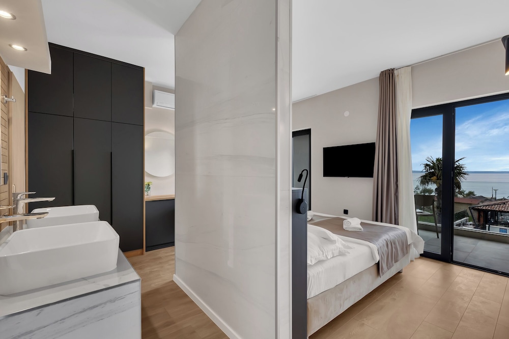 Double Room With Sea/Pool View - Photo 2